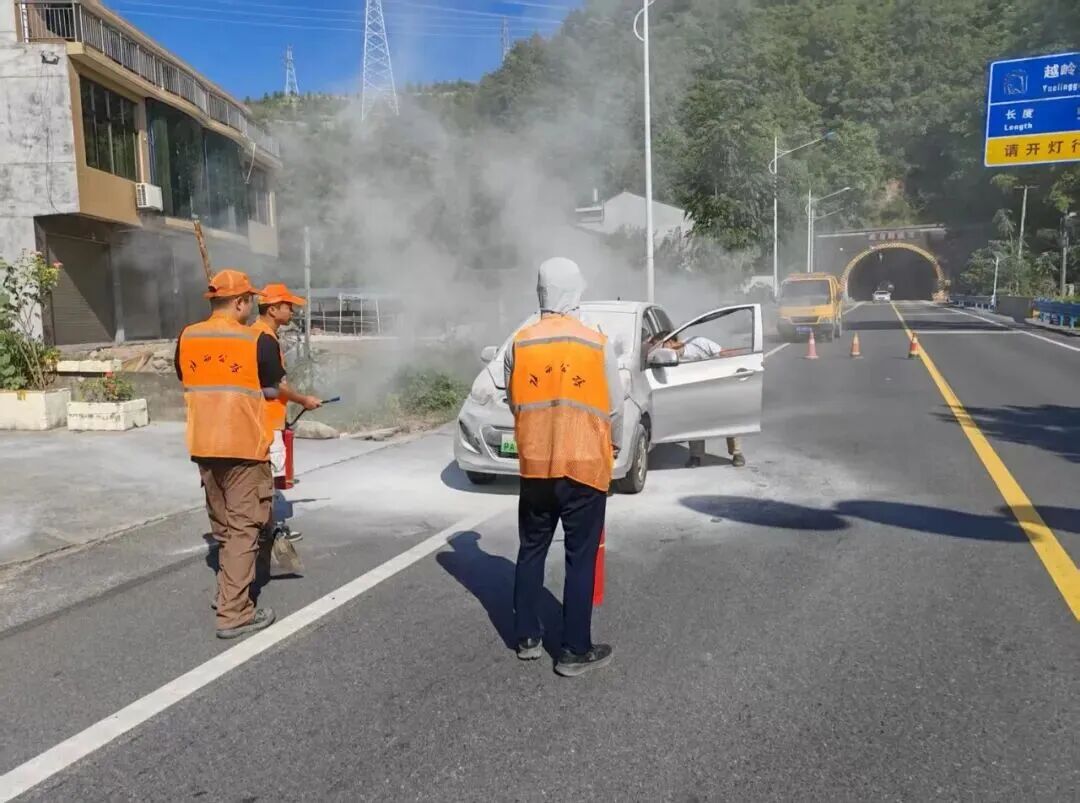 安康市公路局汉阴公路段高效处置车辆自燃险情