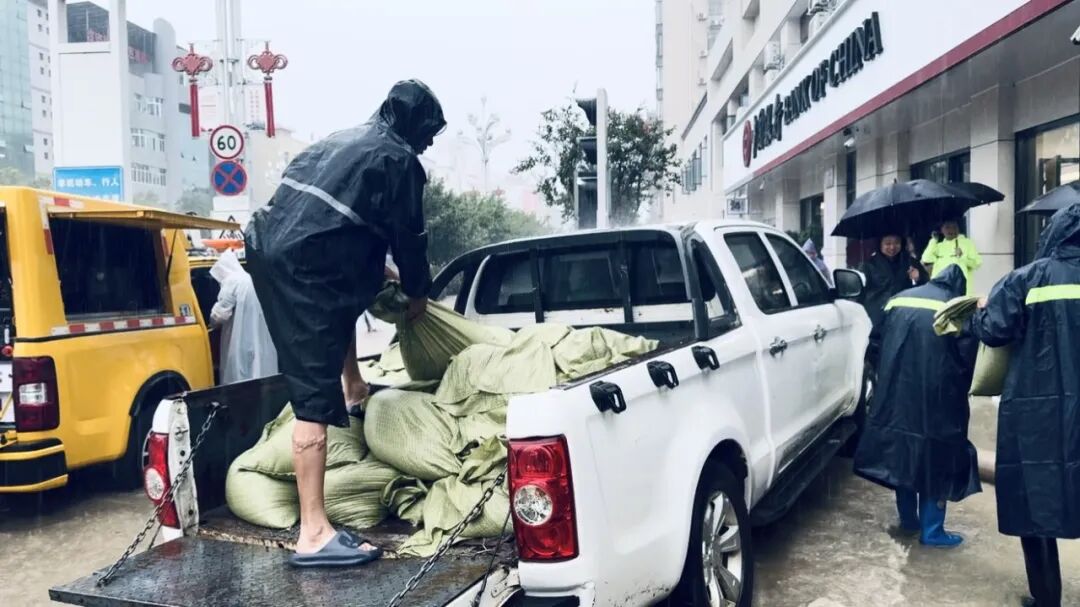汉阴遭遇强降雨 多部门一线抢险保通行护安全