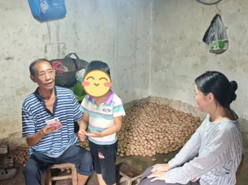 汉阴县妇联向受灾儿童家庭发放“秦女子关爱妇儿行动”救助金