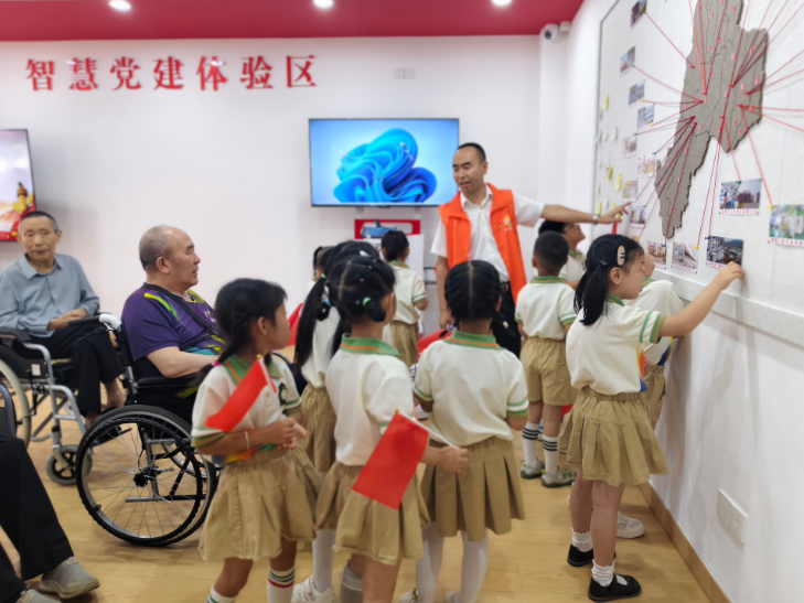 汉阴：党群阵地践初心 “一老一小”话温情