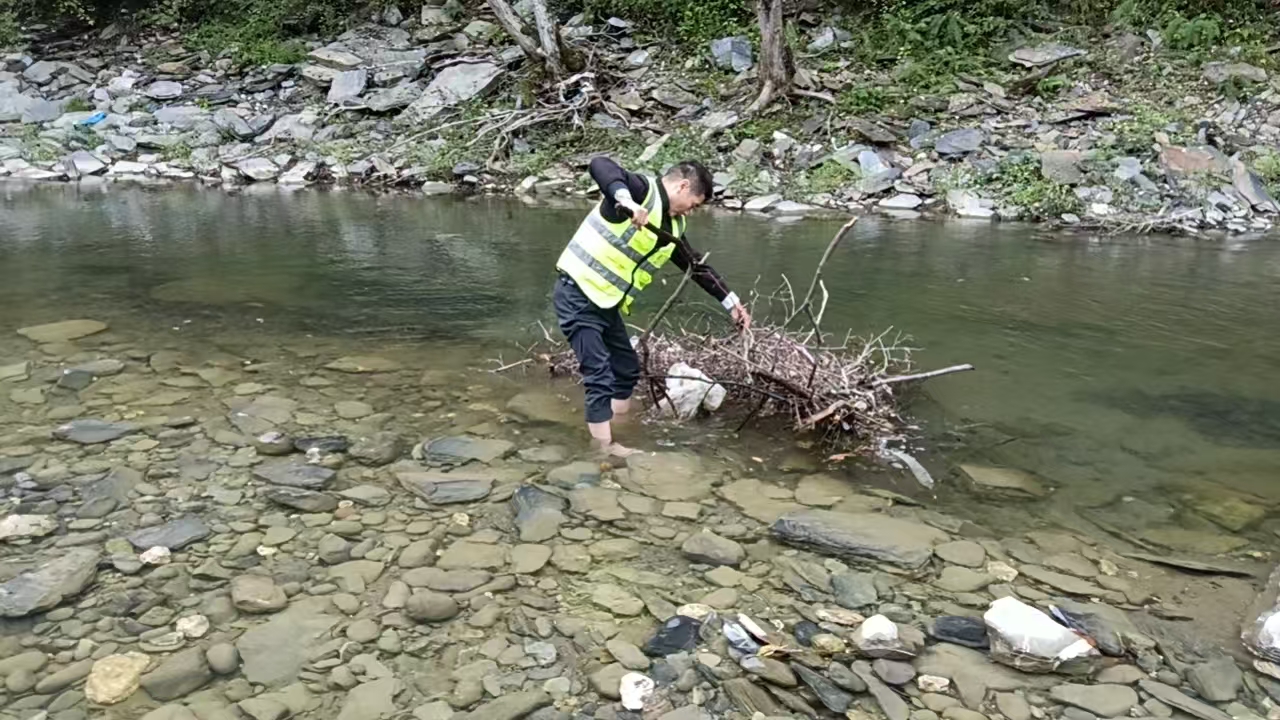 杨君安：平凡坚守护碧水 默默奉献守清河