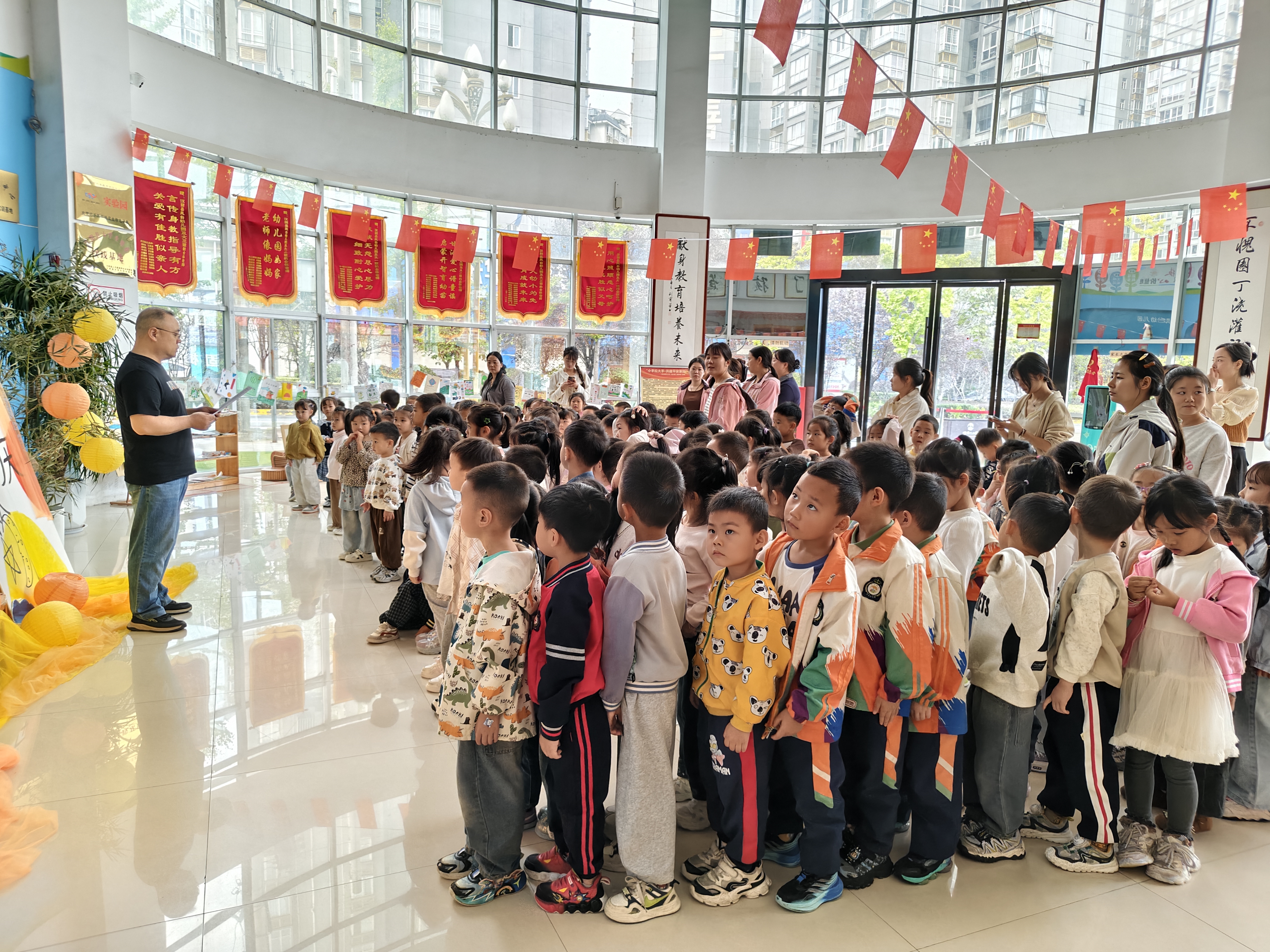 汉阴县凤台幼儿园开展防踩踏安全应急疏散演练活动