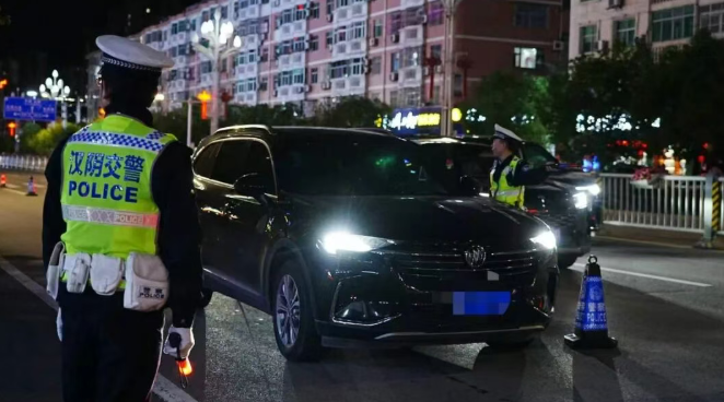 汉阴公安交警国庆夜查筑防线 严查违法护平安