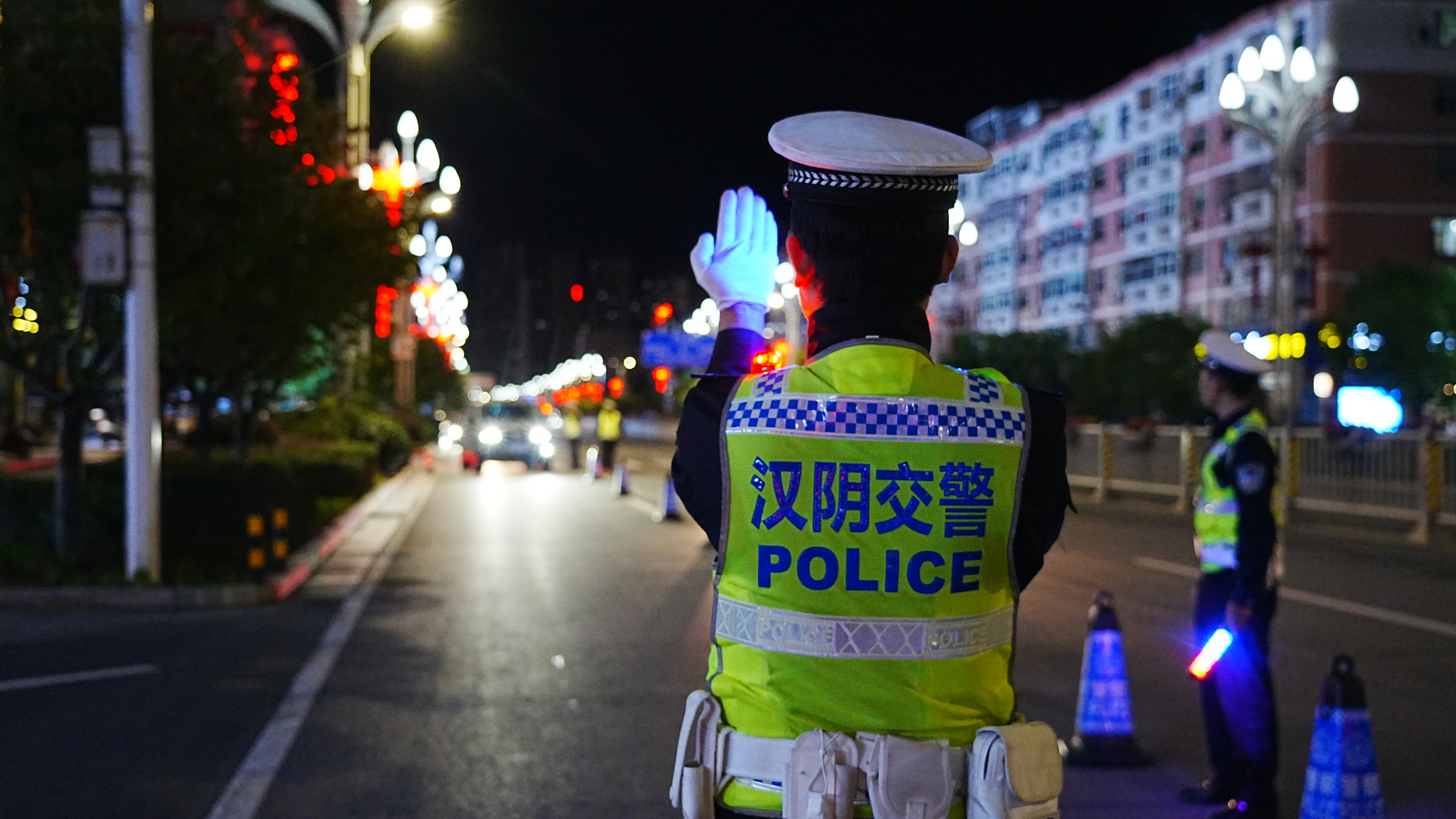 汉阴公安交警：国庆夜查筑防线 严查违法护平安