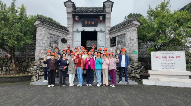 西康高铁首批游客畅游汉阴凤堰梯田