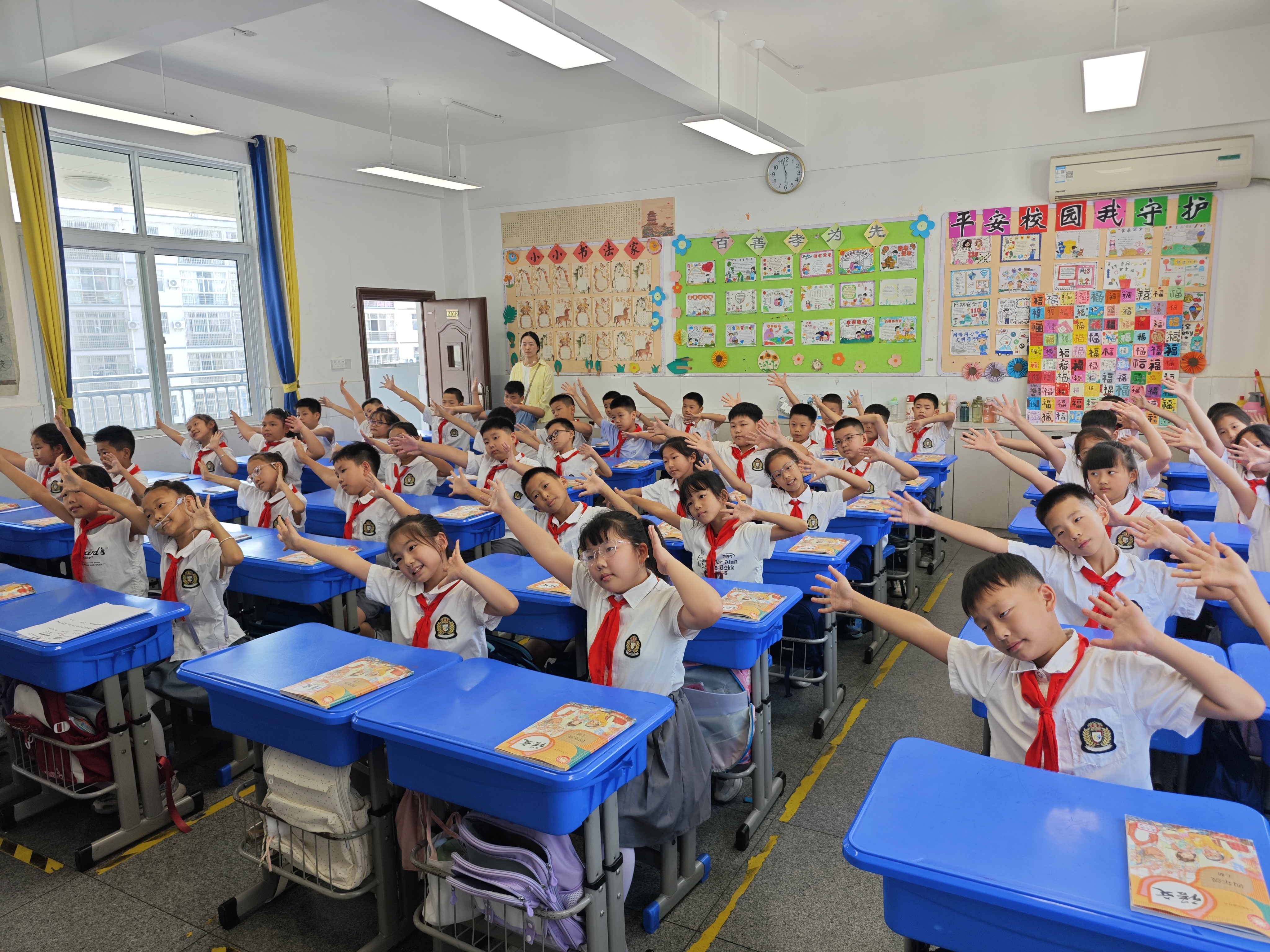 新桌椅照亮健康路 ——汉阴县第三小学践行“健康第一”育人理念