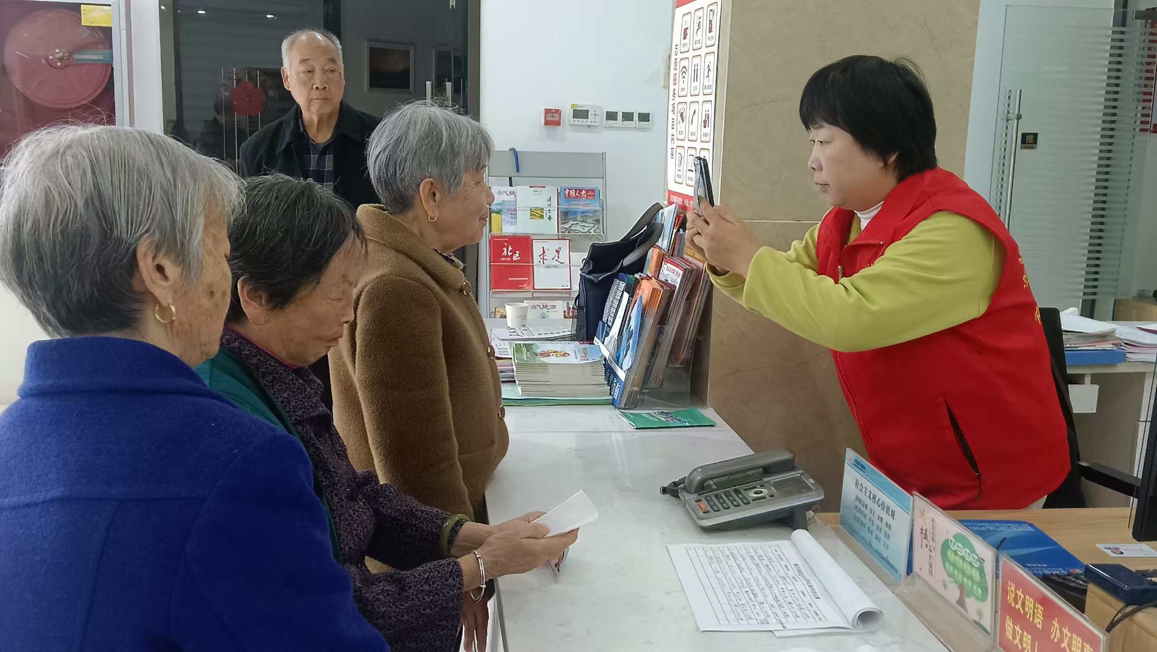 汉阴县城关镇凤台社区：义剪温情暖银发 宣讲聚力润民心