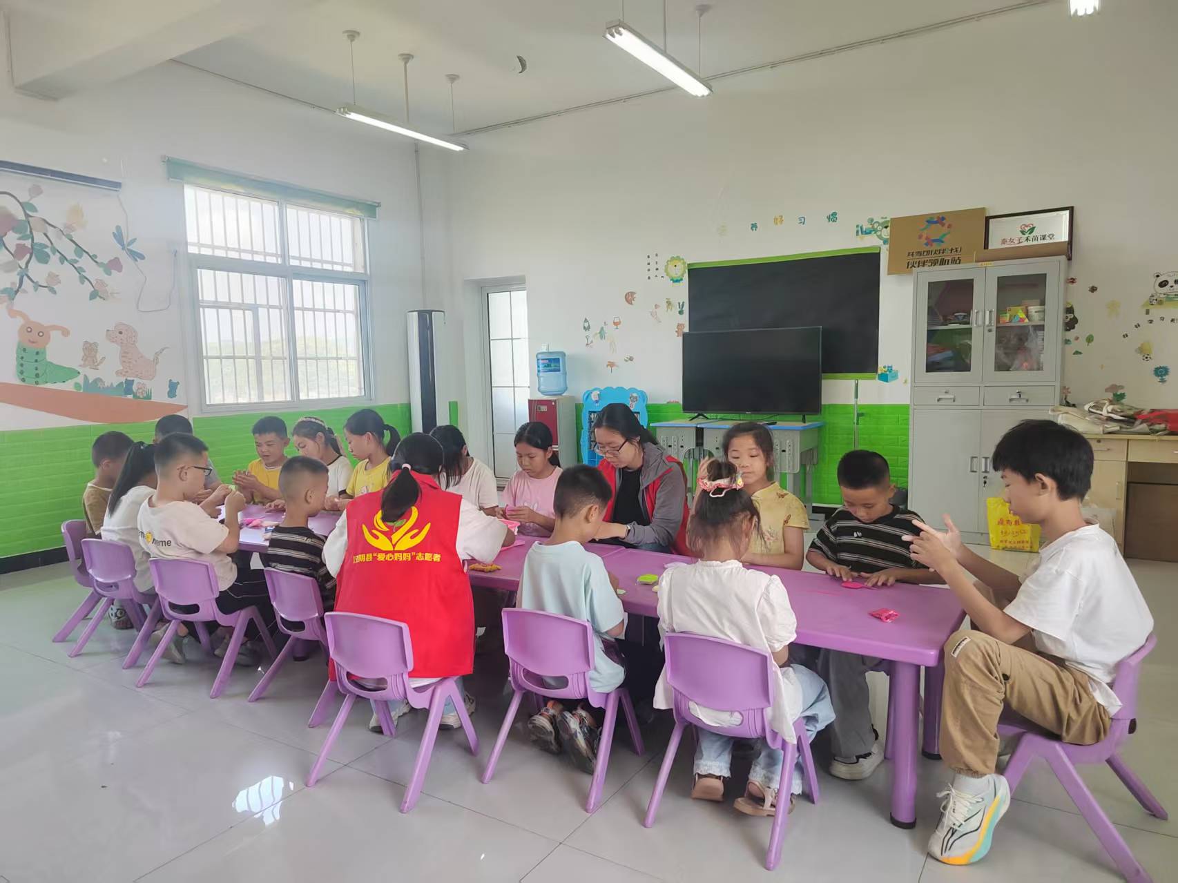 汉阴县城关镇西苑社区：“爱心妈妈驿站”周末常态化陪伴 暖心护航青少年成长
